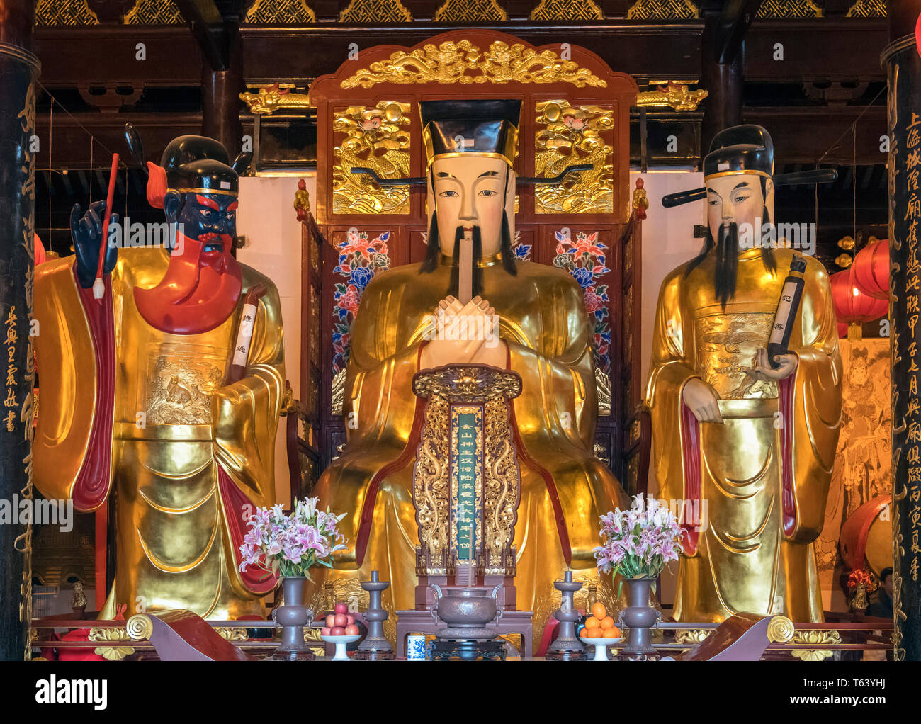 Statue di divinità sull'altare nel Tempio Taoista della città dèi (o tempio della città dei),' Yuyuan Gardens, Shanghai, Cina Foto Stock