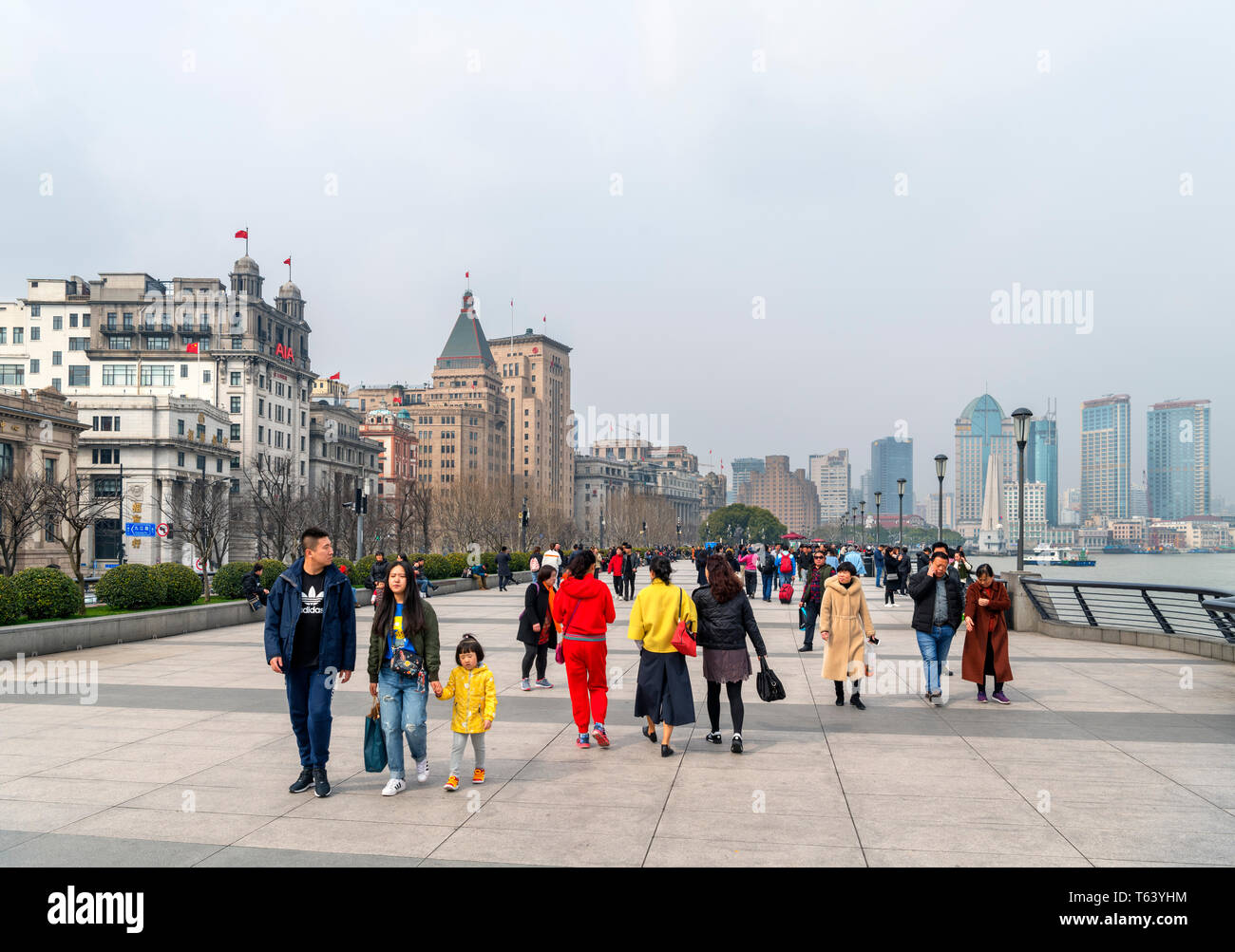 Shanghai, Cina. Il Bund (Waitan) e il fiume Huangpu all'inizio di marzo 2019, quando l'AQI (Air Quality Index) era di oltre 200 anni, Shanghai, Cina Foto Stock