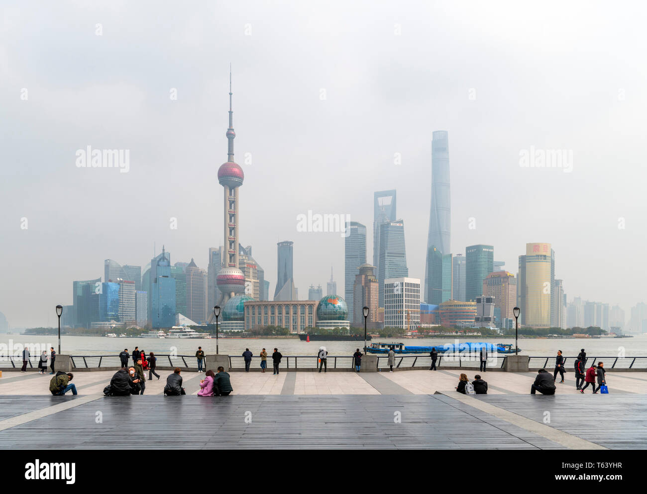 Lo skyline di Shanghai. Il Distretto di Pudong e il fiume Huangpu visto dal Bund (Waitan) su un giorno di elevato inquinamento atmosferico, Shanghai, Cina Foto Stock
