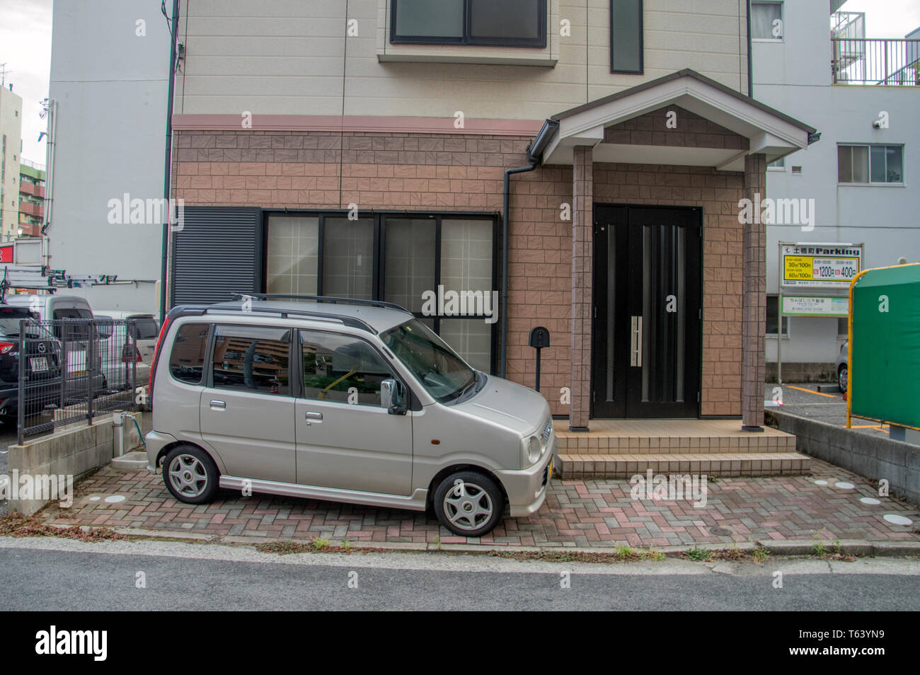 Piccola casa giapponese e auto a Hiroshima Giappone 2016 Foto stock - Alamy