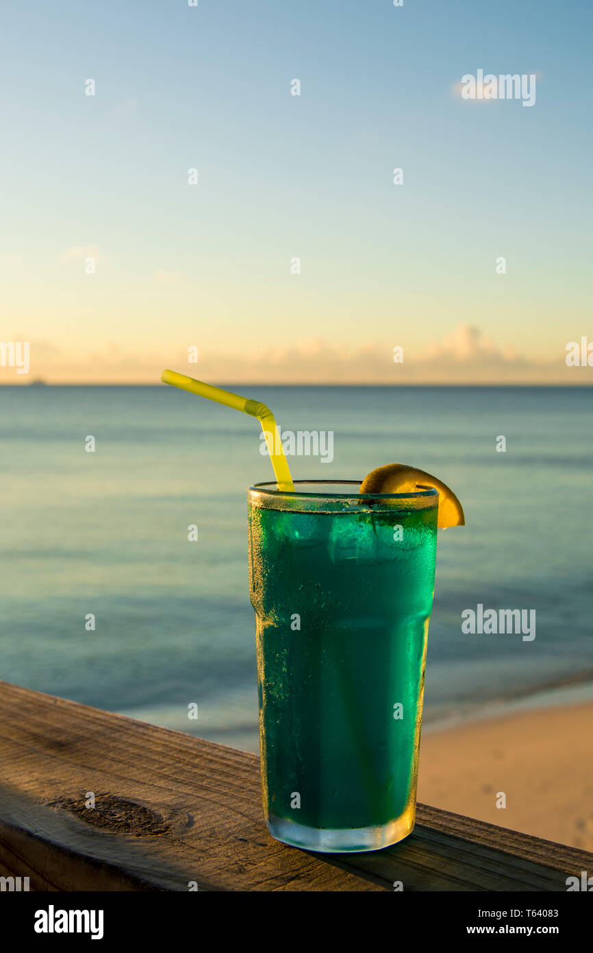 Cocktail Al Rum Con Bevande Tropicali, Porto Delle Navi Da Crociera Grand Turk, Grand Turk Island, Isole Turks E Caicos, Caraibi. Foto Stock