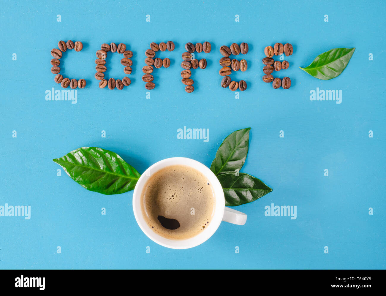 Caffè colombiano con decorazione di grani e foglie di caffè. Lay piatto. Parola caffè. Foto Stock
