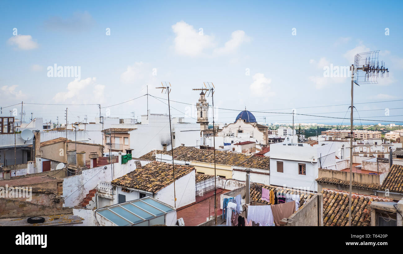 Vista aerea della città vecchia di Oliva, Valencia, Spagna. Una vista panoramica di strade strette e vecchie tipo moresco case in colore bianco con le vecchie chiese Foto Stock