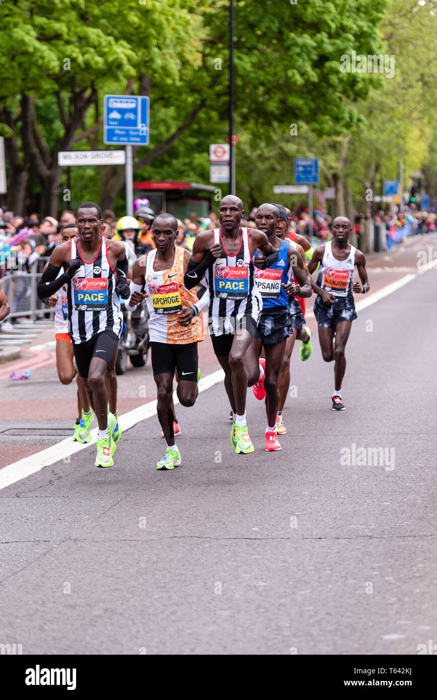 28 Aprile 2019 - Uomini Elite London Marathon atleti Tola (ETH), Kiptum (KEN), Farah (GBR), Kipchoge (KEN) e Kitata (ETH) Foto Stock