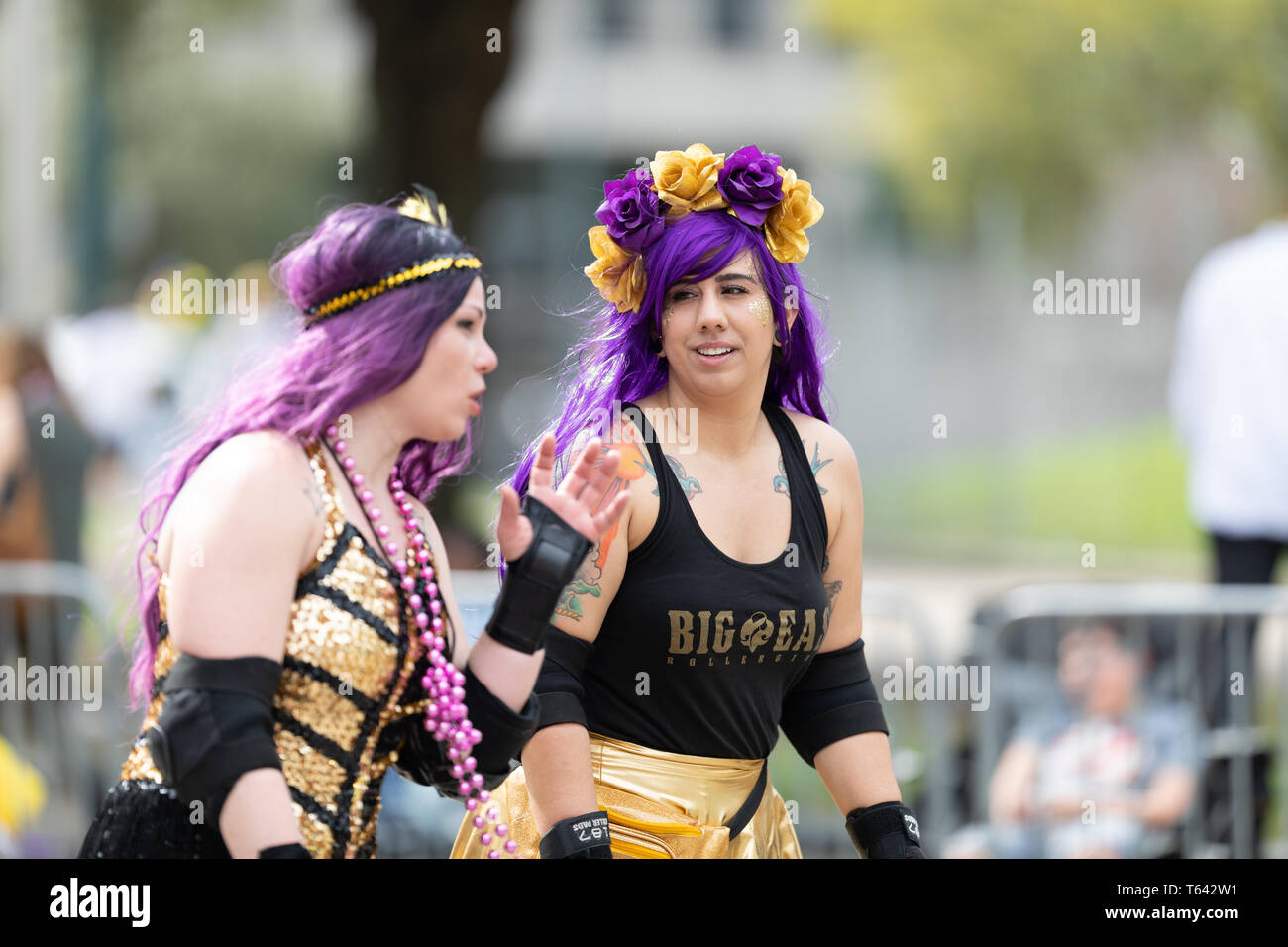 New Orleans, Louisiana, Stati Uniti d'America - 23 Febbraio 2019: Mardi Gras Parade, membri della Big Easy Rollergirls, pattinaggio in giù lungo la strada durante la sfilata Foto Stock