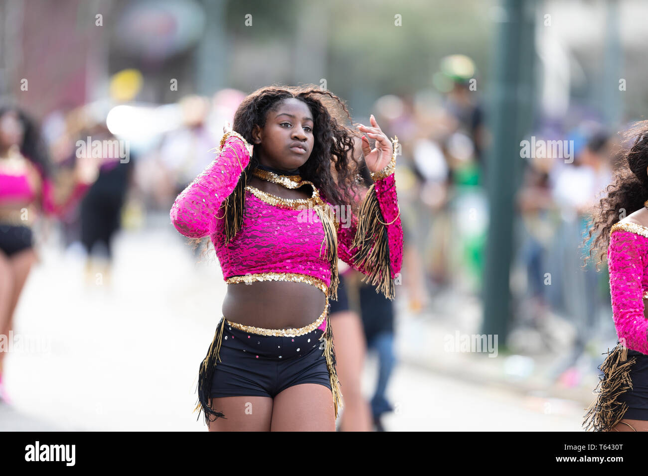 New Orleans, Louisiana, Stati Uniti d'America - 23 Febbraio 2019: Mardi Gras Parade, i divi di Olive Branch, dancing in parata Foto Stock