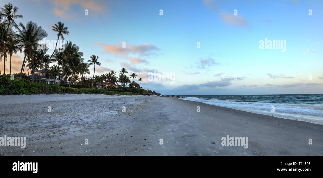 Alba su un molo fatiscente sulla spiaggia di Port Royal in Naples, Florida. Foto Stock