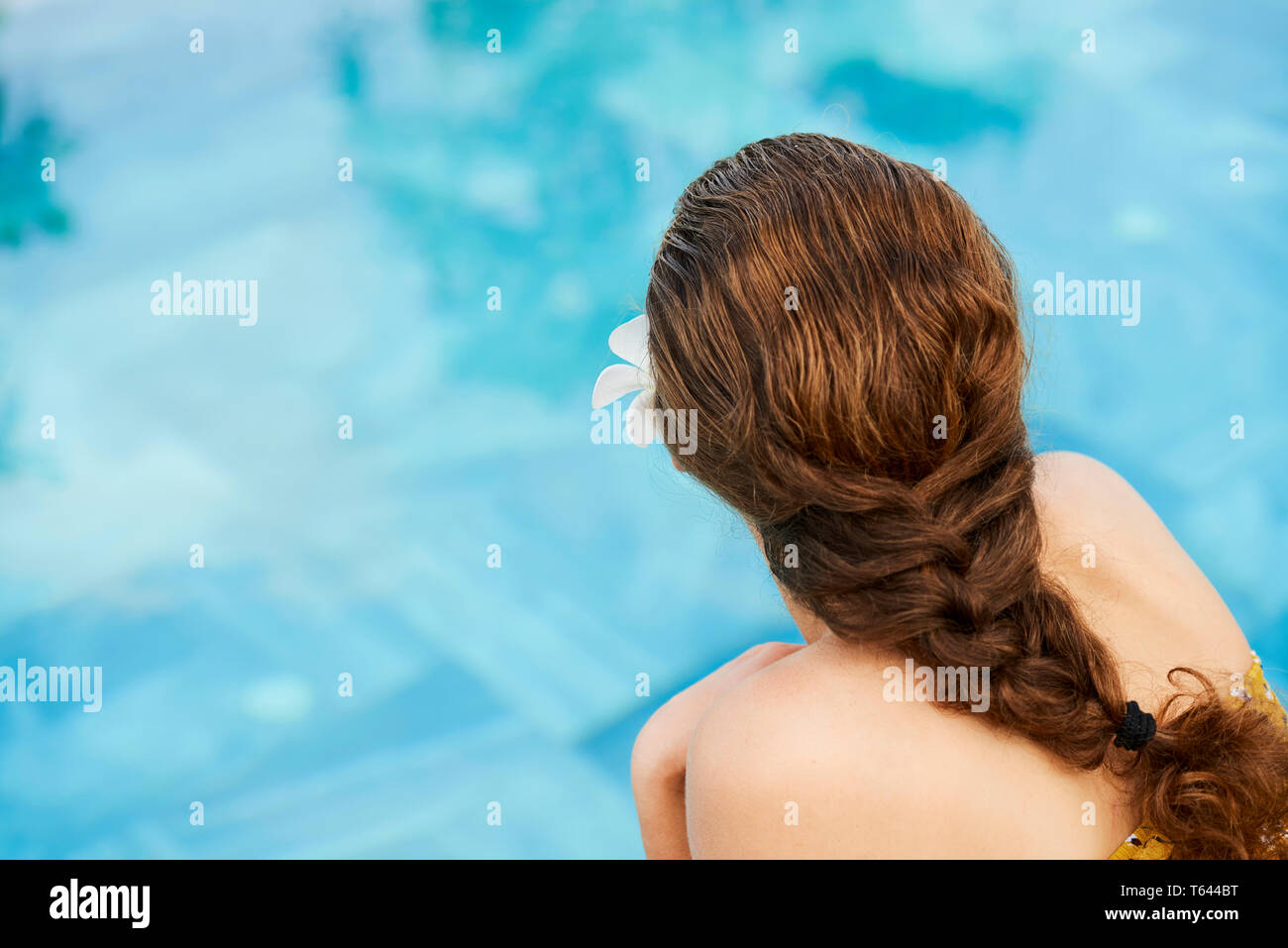 Donna godendo di giorno di estate in piscina Foto Stock
