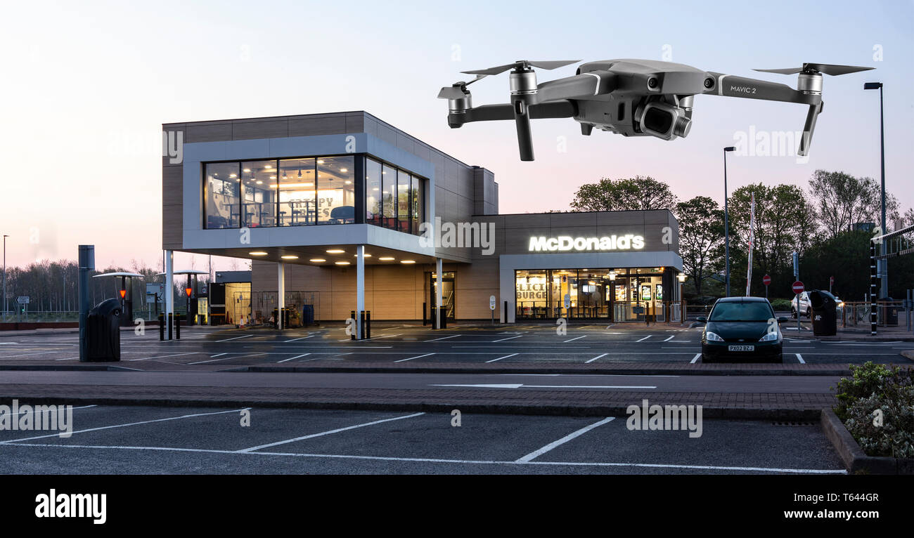 Nuovo McDonalds in Greenbridge Swindon con drone nel parco auto Foto Stock