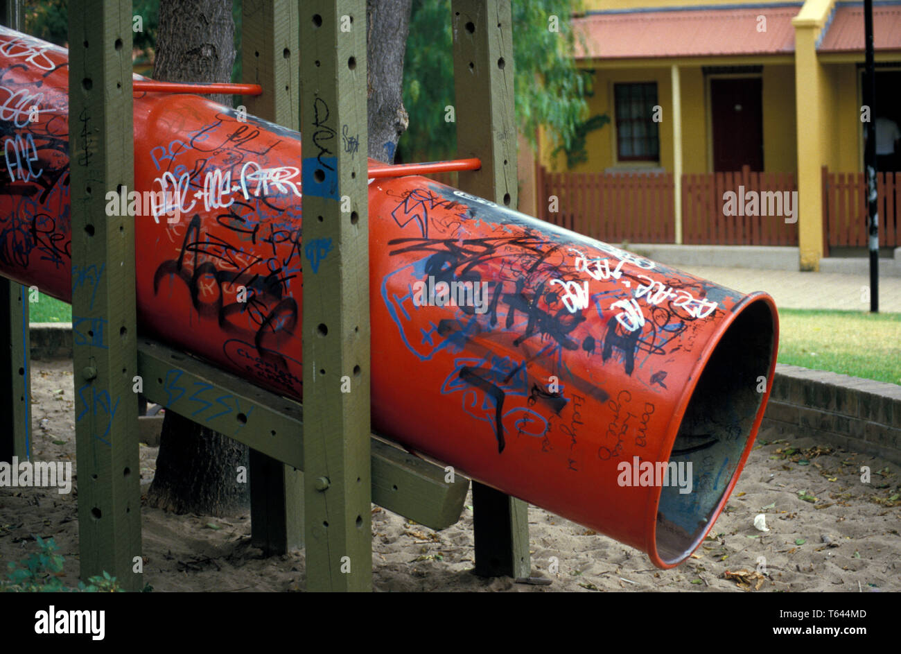 Parco giochi per bambini nell'interno della città di Sydney soggetto ad atti vandalici da graffiti. Nuovo Galles del Sud, Australia. Foto Stock