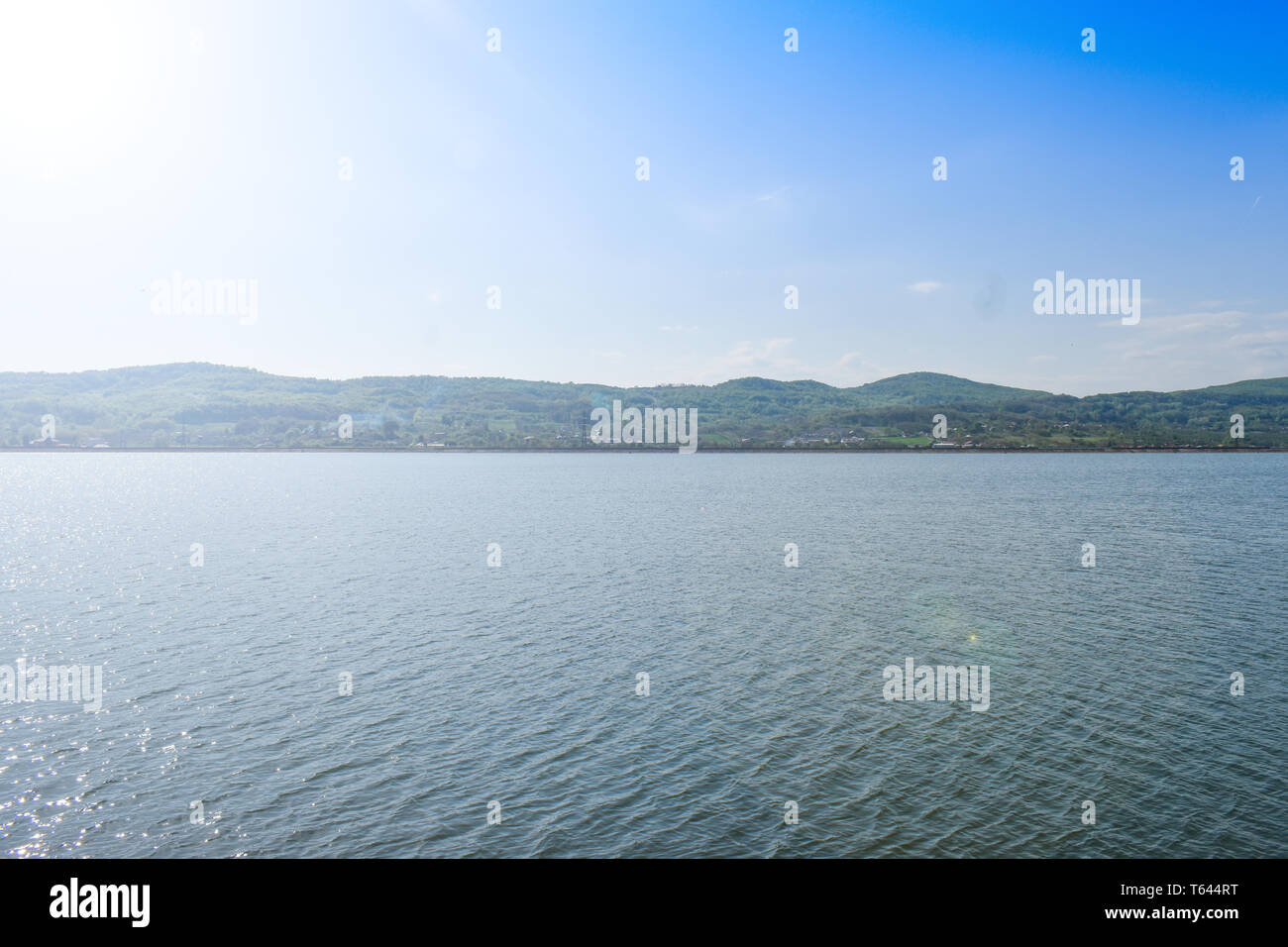 Il bel lago in una soleggiata giornata estiva con un perfetto cielo blu Foto Stock