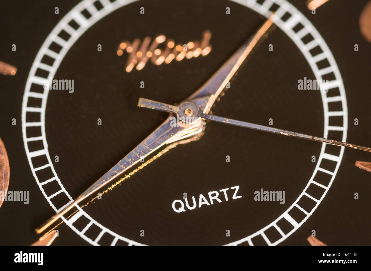 Il logo di quarzo di un orologio o clock faccia usando un meccanismo al quarzo che mostra ora, minuto e secondo le mani. Foto Stock
