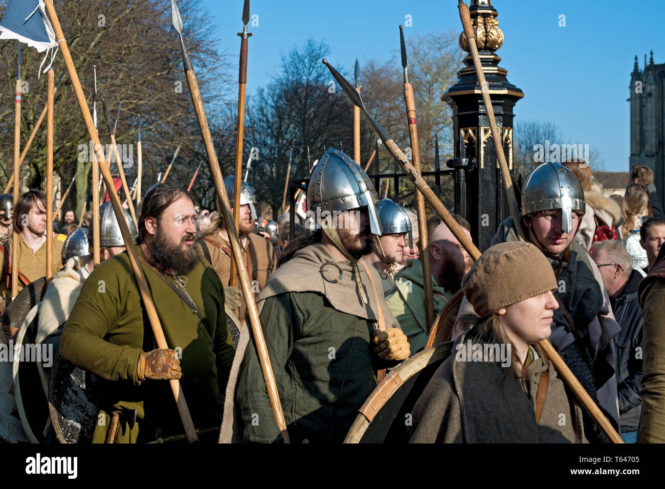 Persone in costume come Vichinghi e anglosassoni marching al Viking Festival York North Yorkshire Inghilterra Regno Unito GB Gran Bretagna Foto Stock