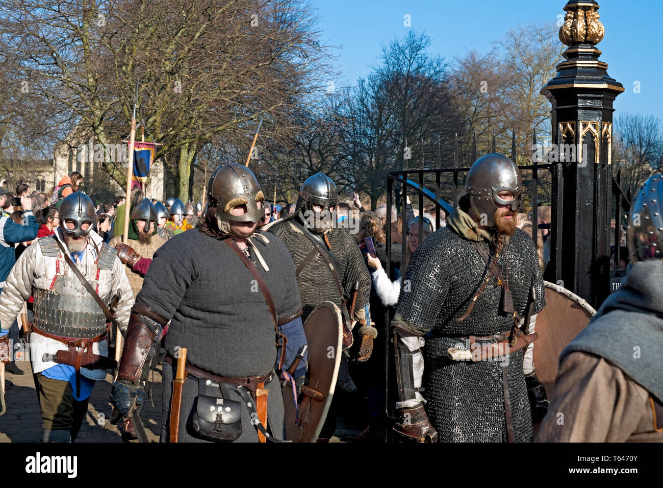 Persone in costume come Vichinghi e anglosassoni marching al Viking Festival York North Yorkshire Inghilterra Regno Unito GB Gran Bretagna Foto Stock