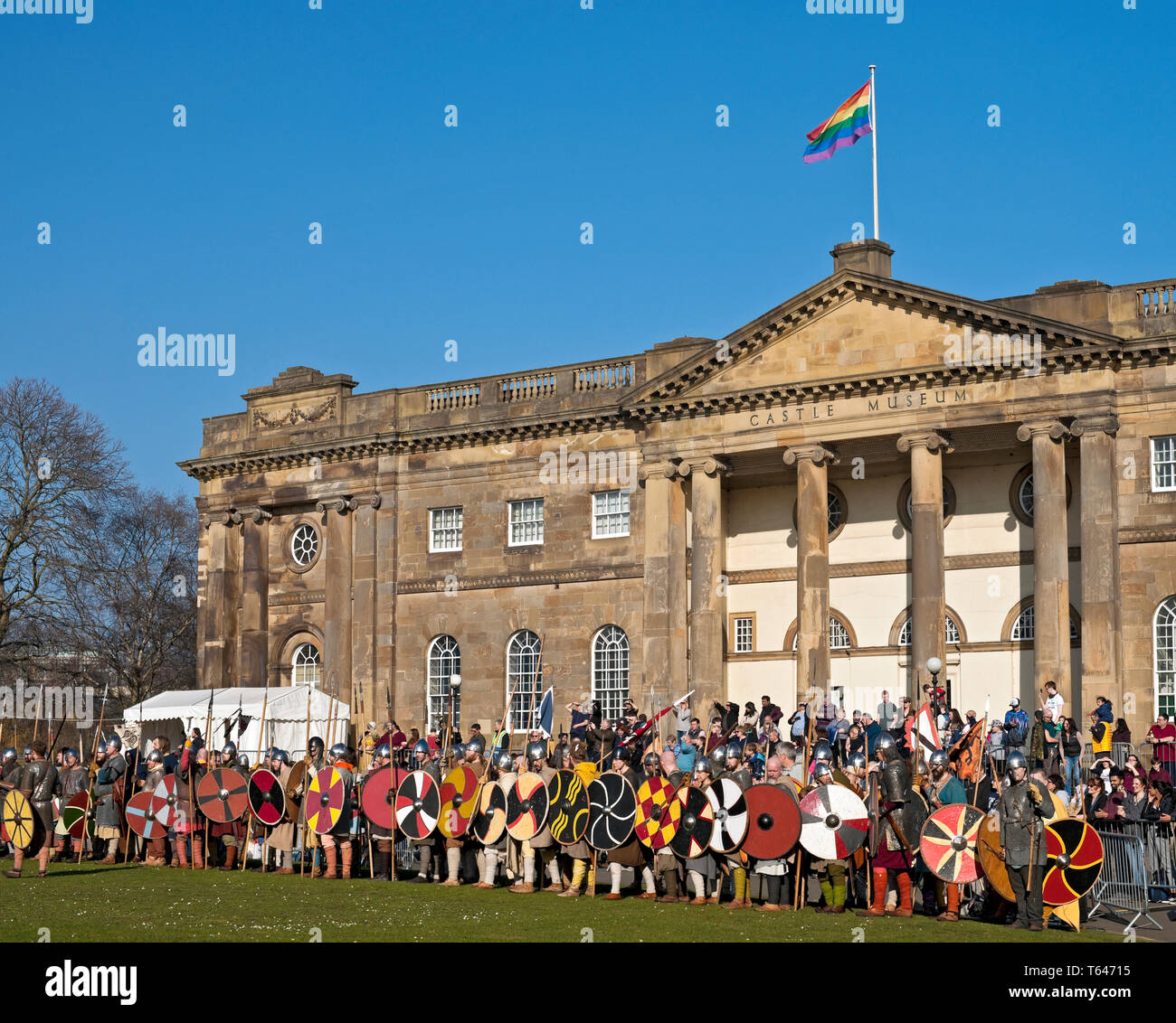 Persone vestite da vichinghi e anglosassoni fuori dal Castle Museum al Viking Festival York North Yorkshire Inghilterra Regno Unito Gran Bretagna Foto Stock