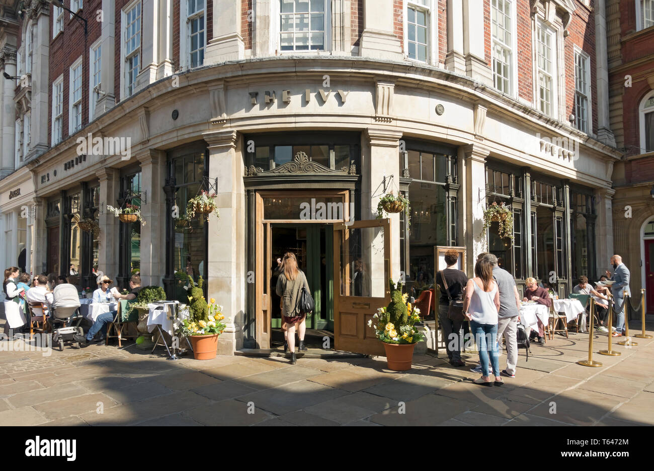 Persone sedute fuori dal ristorante Ivy alla primavera di Pasqua St Helens Square York North Yorkshire Inghilterra Regno Unito GB Gran Bretagna Foto Stock