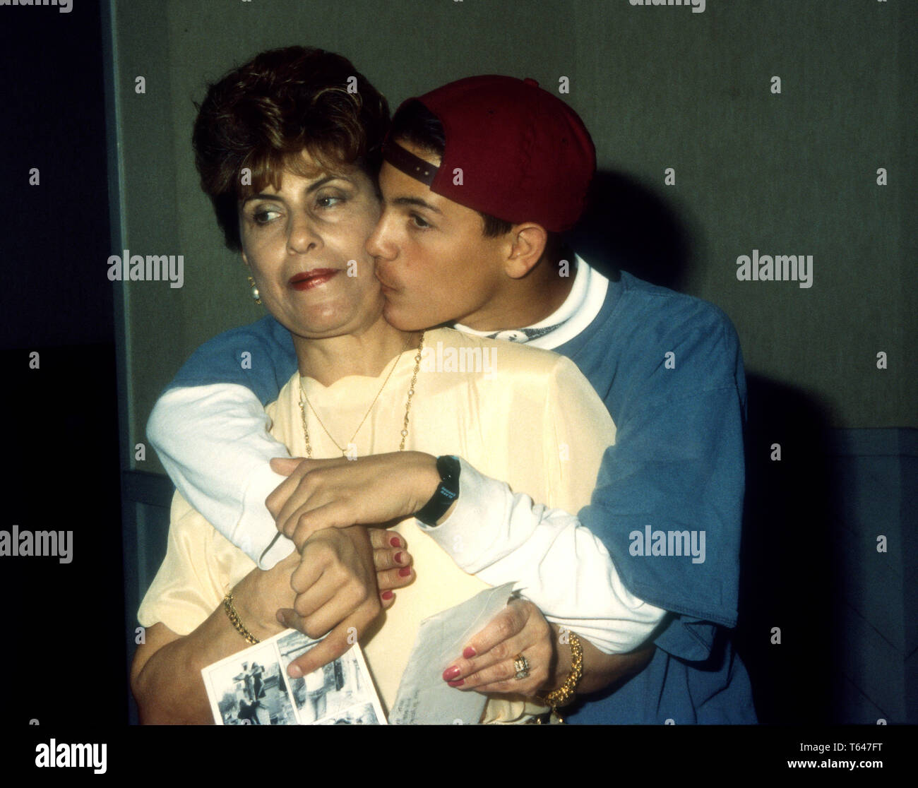 Downey, CALIFORNIA, STATI UNITI D'AMERICA 9 aprile 1994 Felipe Serrano e sua madre frequentare l'aspetto personale del 9 aprile 1994 presso il Centro Commerciale Stonewood a Downey, California, Stati Uniti d'America. Foto di Barry re/Alamy Stock Photo Foto Stock