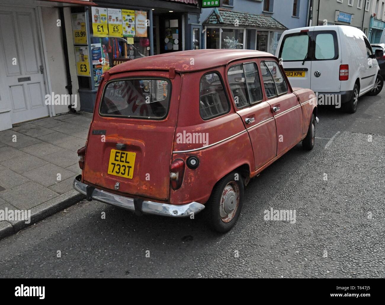 Un travagliato e trasandato 1978 Renault 4TL classic car con peeling paint Foto Stock