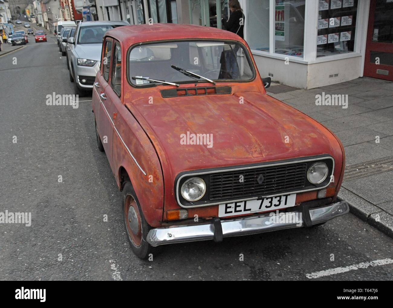 Un travagliato e trasandato 1978 Renault 4TL classic car con peeling paint Foto Stock