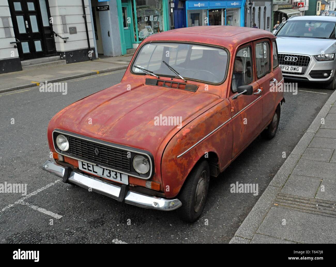 Un travagliato e trasandato 1978 Renault 4TL classic car con peeling paint Foto Stock