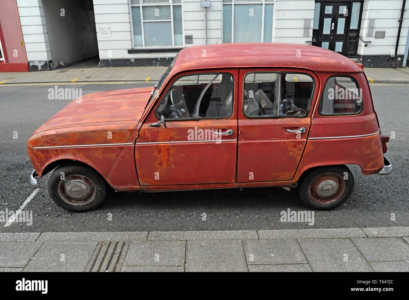 Un travagliato e trasandato 1978 Renault 4TL classic car con peeling paint Foto Stock