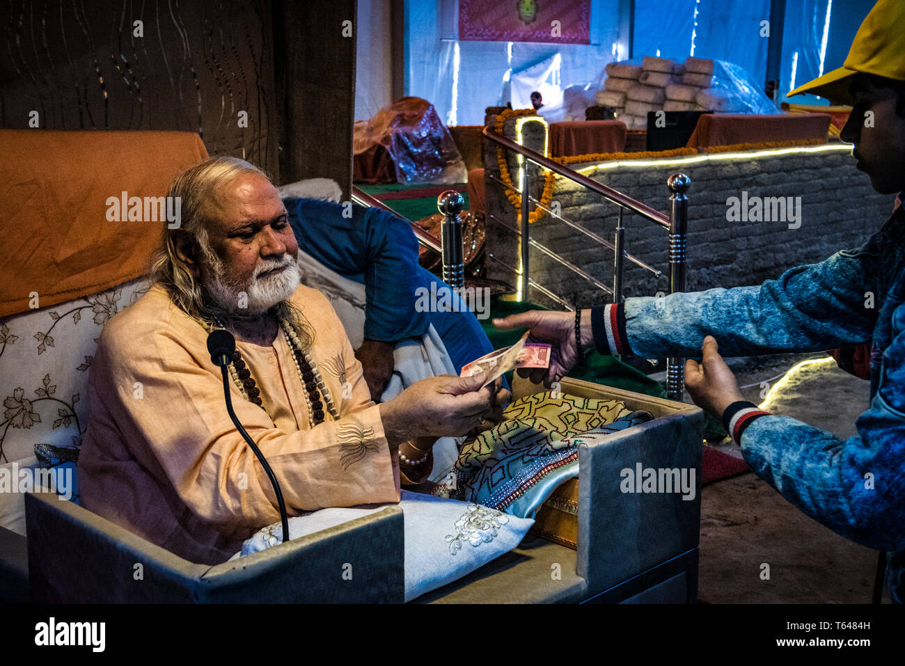 La testa della mensa istituito in una tenda in Allahabad riceve le offerte per il pasto servito a pellegrino donne, India Foto Stock