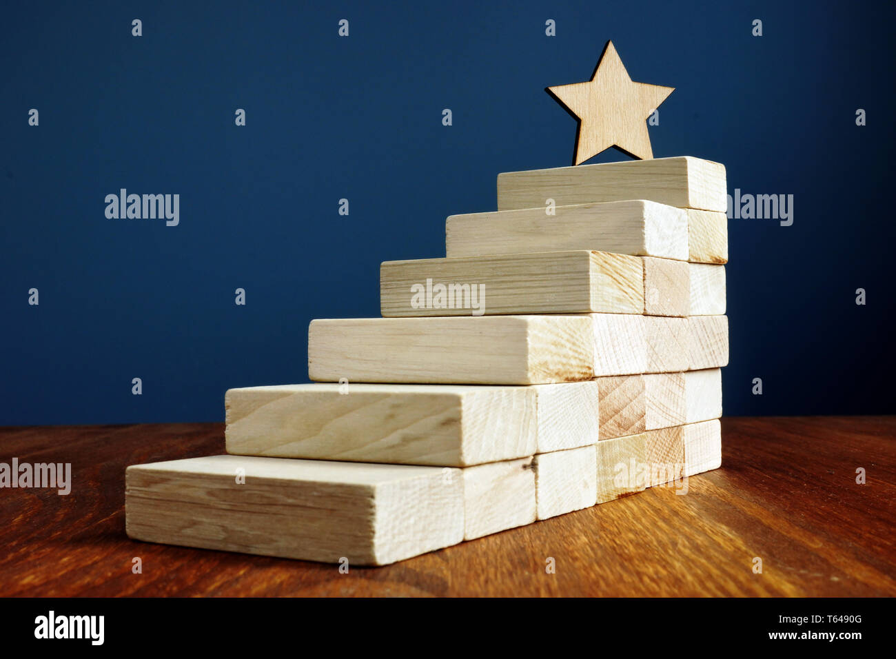 Impostazione obiettivo e il conseguimento degli obiettivi. Stella e scale in legno. Foto Stock