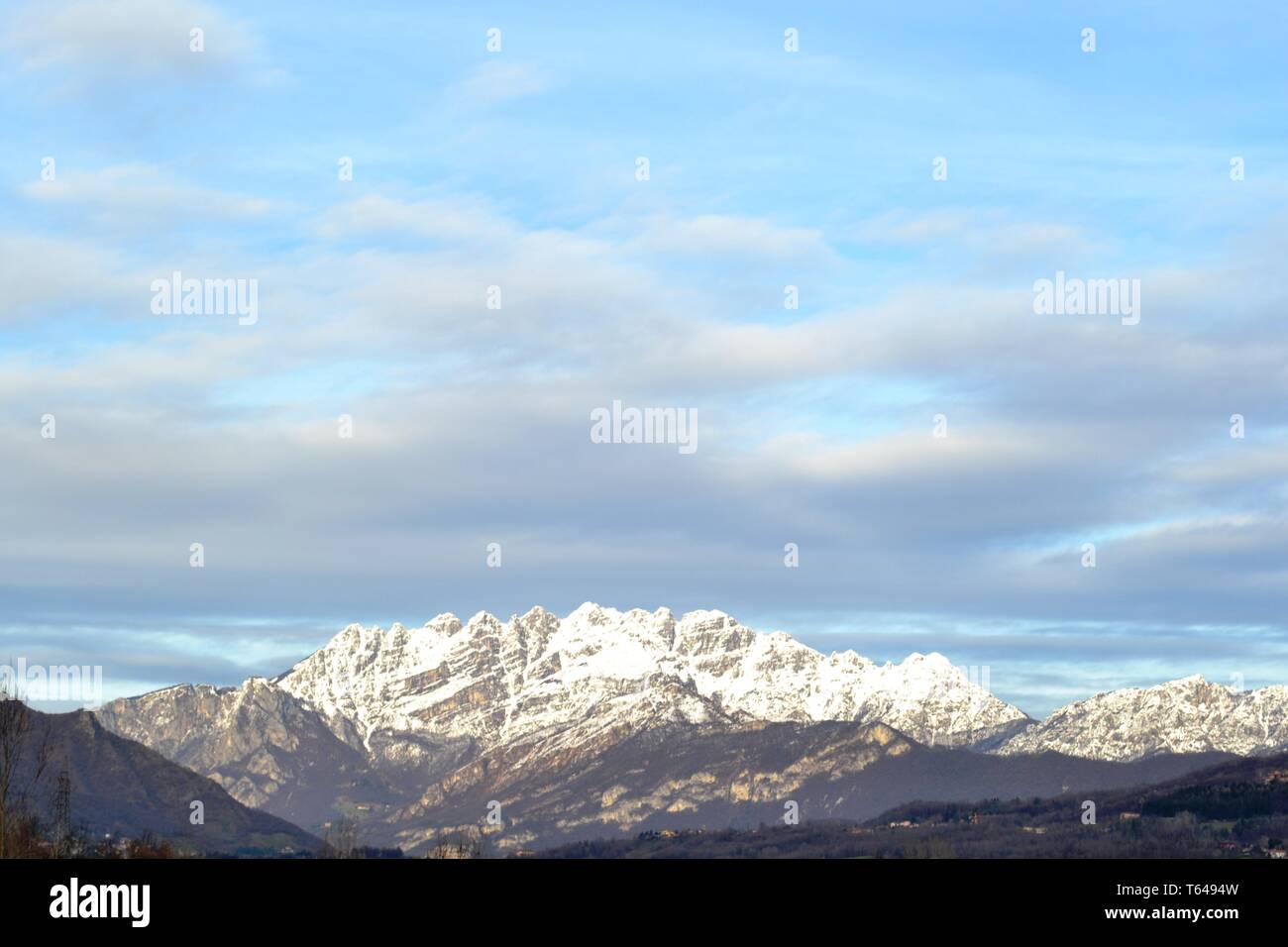 Vista panoramica da Molteno, Brianza al Resegone mountain range crest coperte di neve in inverno e una grande luce blu cielo cloudscape. Foto Stock