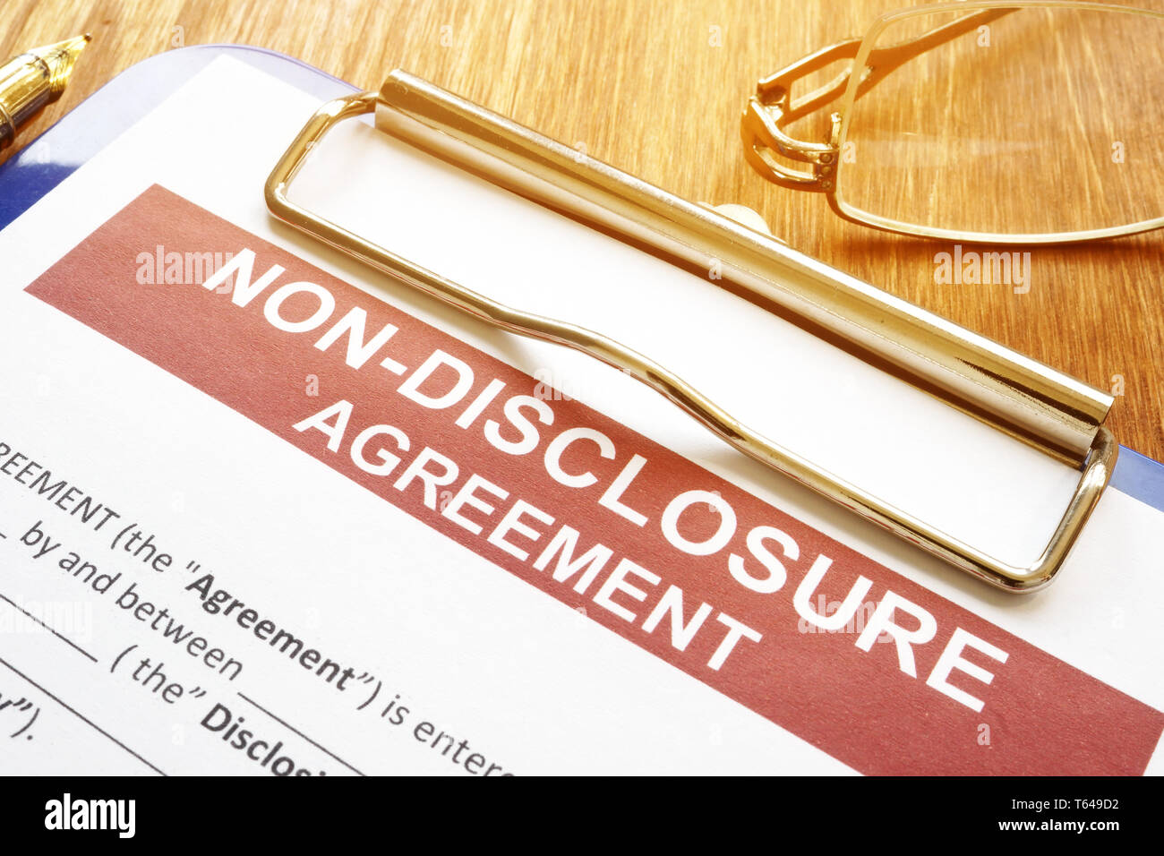 La riservatezza e il non-disclosure agreement modulo su una scrivania. Foto Stock