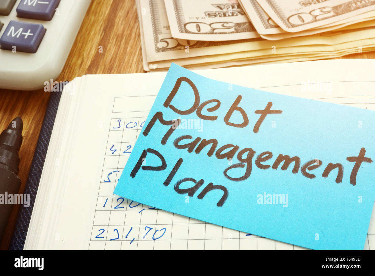 La gestione del debito piano con calcolatrice e contanti. Foto Stock