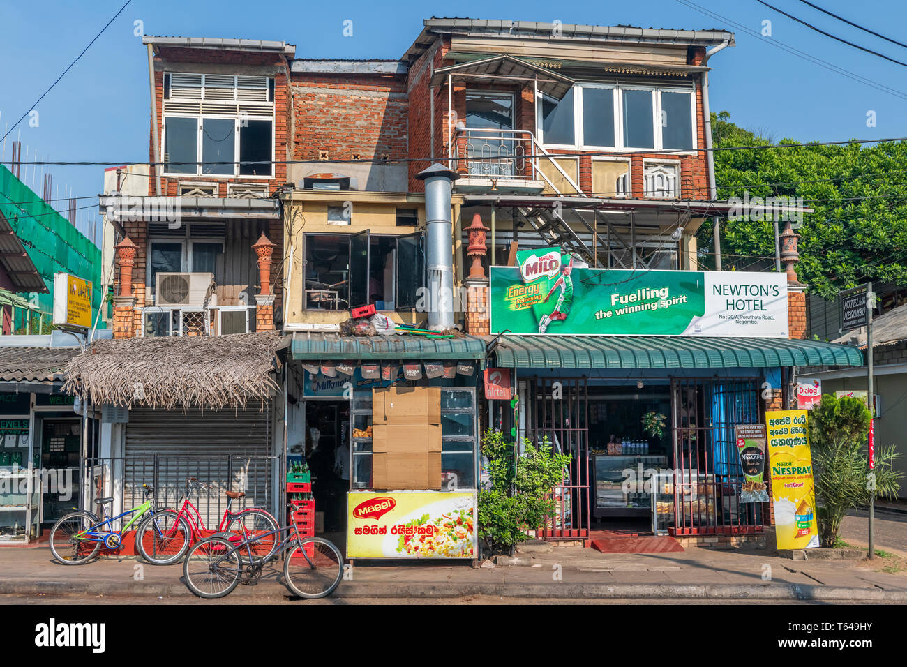 Un tipico negozio di fronte a Negombo. Meglio conosciuta per le sue lunghe spiagge sabbiose e industria della pesca, Negombo è uno dei più importanti hub commerciale sulla west c Foto Stock