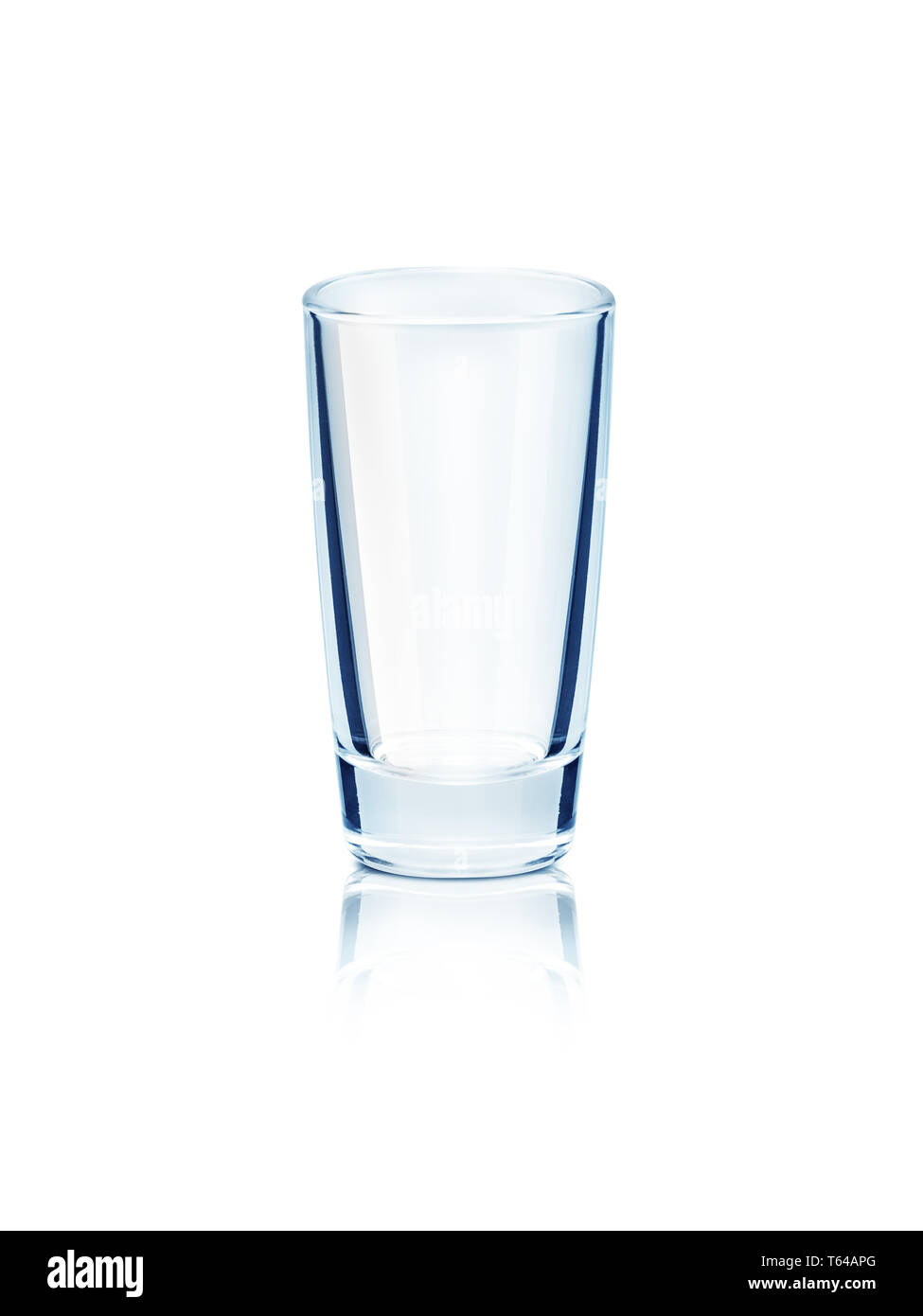 Bicchiere vuoto su una superficie riflettente su isolati su sfondo bianco Foto Stock
