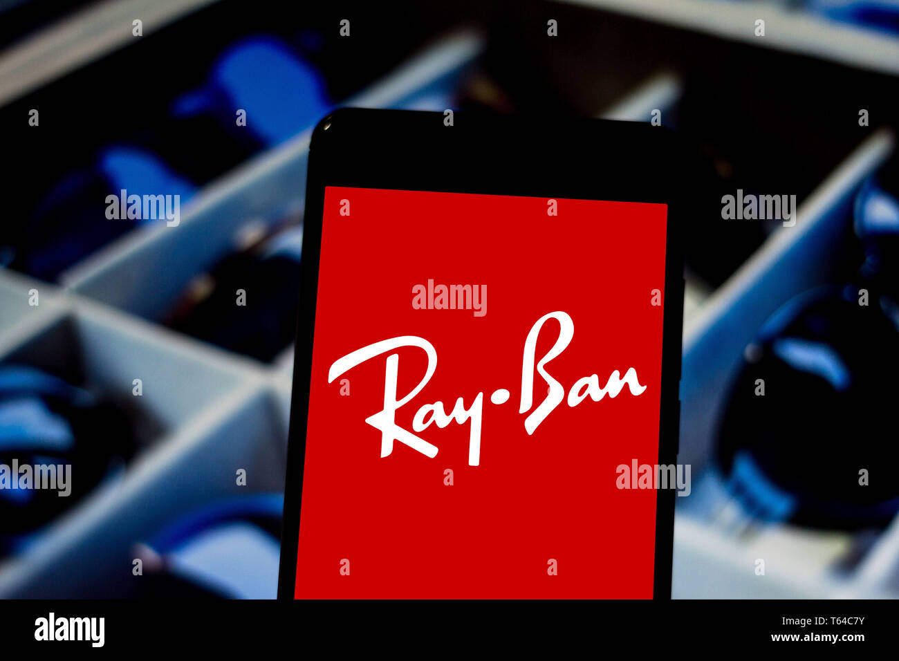 1 aprile 2019 - GlÃ³Ria De Dourados, Mato Grosso do Sul, Brasile - In questa illustrazione della foto un logo Ray-Ban si vede visualizzato su uno smartphone. Credito: Rafael Henrique SOPA/images/ZUMA filo/Alamy Live News Foto Stock