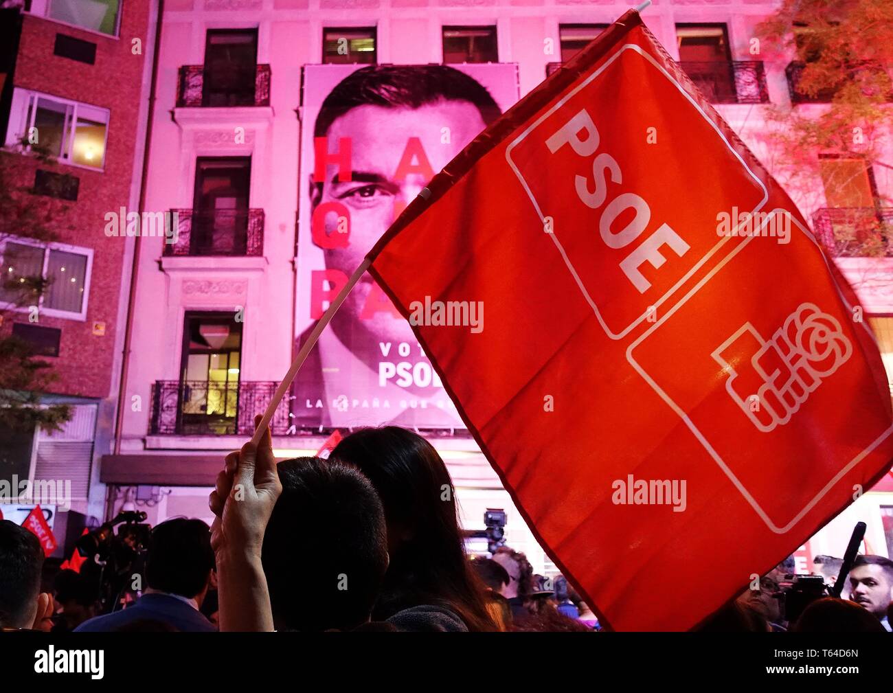 Madrid, Spagna. 28 apr, 2019. I sostenitori del Partito Socialista Spagnolo (PSOE) celebrare la vittoria presso la sua sede in Spagna a Madrid, il 28 aprile 2019. Il Partito Socialista spagnolo del Primo Ministro Pedro Sanchez ha portato nelle elezioni spagnole domenica quando il 95,6 per cento dei voti sono stati contati, ma avrà bisogno di patto con le altre parti per formare un governo. Credito: Guo Qiuda/Xinhua/Alamy Live News Foto Stock