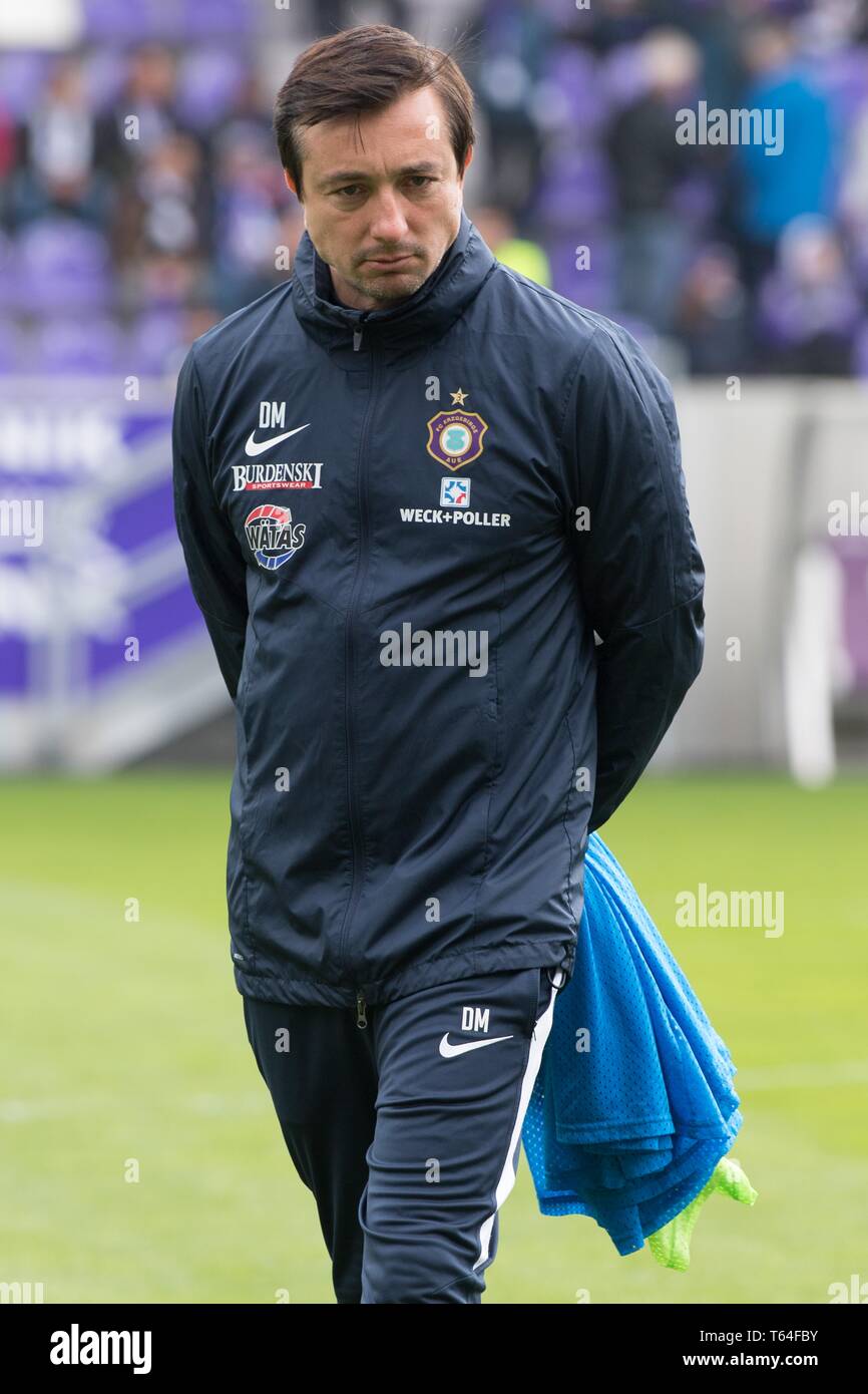 Aue, Germania. 28 apr, 2019. Calcio: Seconda Bundesliga, Erzgebirge Aue - VfL Bochum, trentunesima Giornata in Sparkassen-Erzgebirgsstadion. Aue allenatore Daniel Meyer sta davanti la partita allo stadio. Credito: Sebastian Kahnert/dpa-Zentralbild/dpa - NOTA IMPORTANTE: In conformità con i requisiti del DFL Deutsche Fußball Liga o la DFB Deutscher Fußball-Bund, è vietato utilizzare o hanno utilizzato fotografie scattate allo stadio e/o la partita in forma di sequenza di immagini e/o video-come sequenze di foto./dpa/Alamy Live News Foto Stock