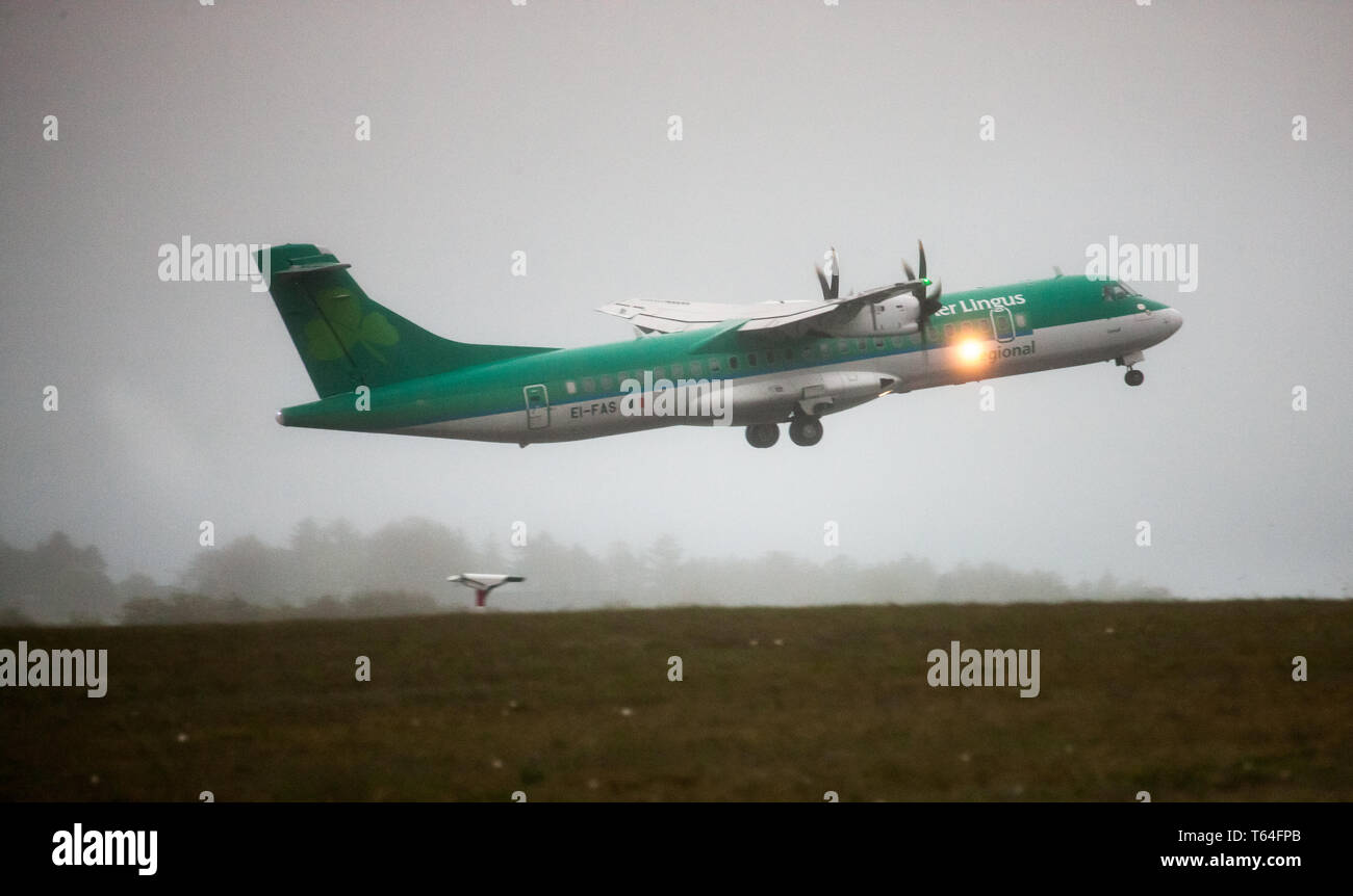 Aeroporto di Cork, Cork, Irlanda. 29 apr, 2019. Un Aer Lingus Regional ATR 72 azionato da aria Stobart prende il largo per Edimburgo da pista 16-34 su un molto nebbiosa mattina all aeroporto di Cork, Cork, Irlanda. Credito: David Creedon/Alamy Live News Foto Stock