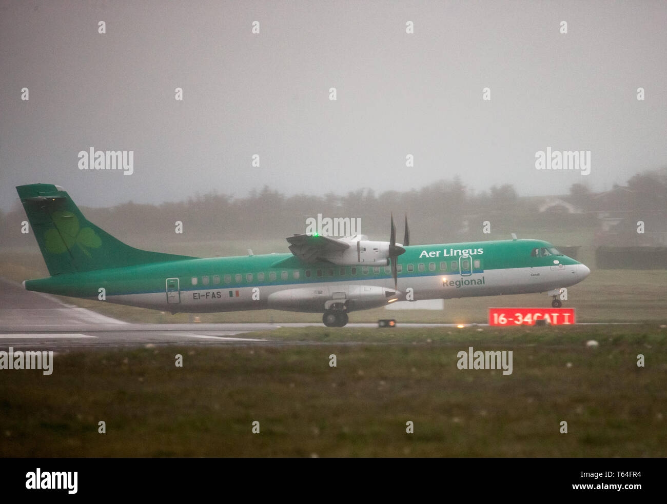 Aeroporto di Cork, Cork, Irlanda. 29 apr, 2019. Un Aer Lingus Regional ATR 72 azionato da aria Stobart prende il largo per Edimburgo da pista 16-34 su un molto nebbiosa mattina all aeroporto di Cork, Cork, Irlanda. Credito: David Creedon/Alamy Live News Foto Stock