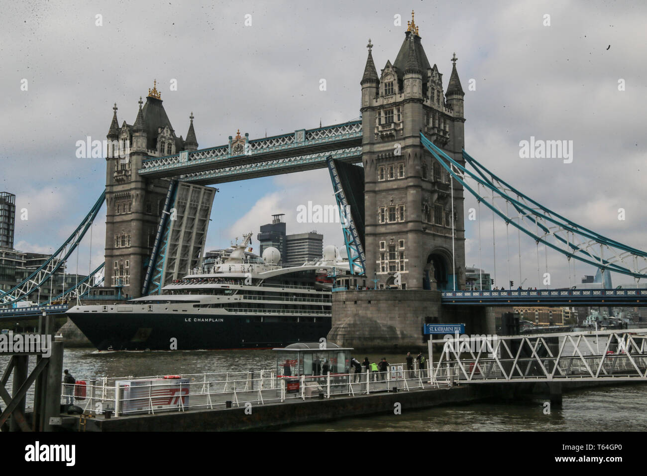 Londra, Regno Unito. 29 apr, 2019. Incrociatore francese Le champlain lasciare Londra, incrocio sotto il Tower Bridge oggi @Paolo Quezada-Neiman Credito: Paolo Quezada-Neiman/Alamy Live News Foto Stock