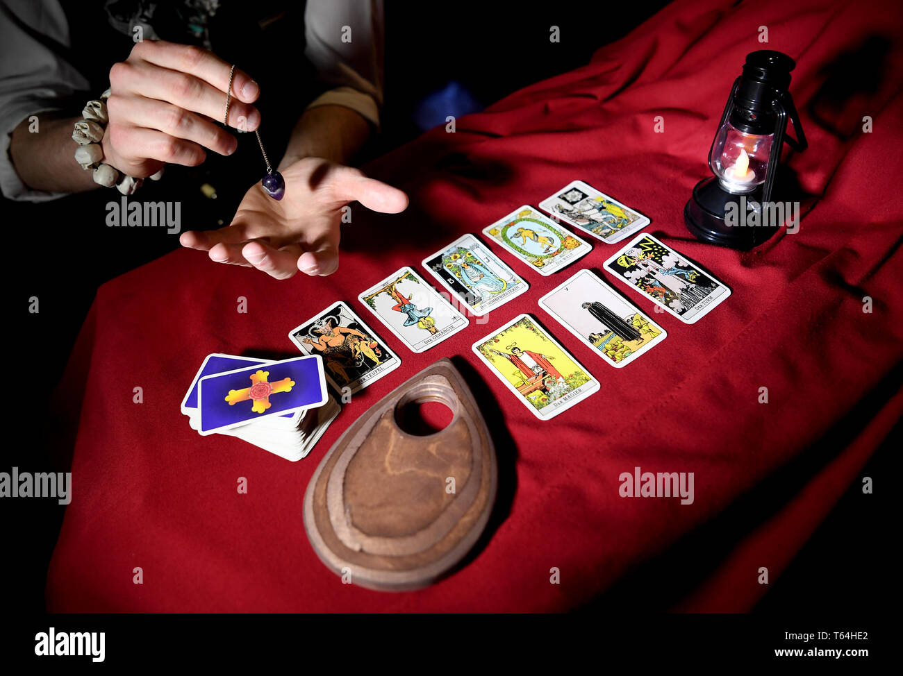 Berlino, Germania. 24 apr, 2019. L'attore Alex van Ric (come mezzo) con Ouija Brett, pendolo e carte dei tarocchi di Rider Waite Tarocchi impostato a Berlino, la prigione. La mostra "éance - Si sente anche lei?" è di circa un mezzo che tenta di evocare lo spirito di una donna durante la negromanzia. Credito: Britta Pedersen/dpa-Zentralbild/ZB/dpa/Alamy Live News Foto Stock