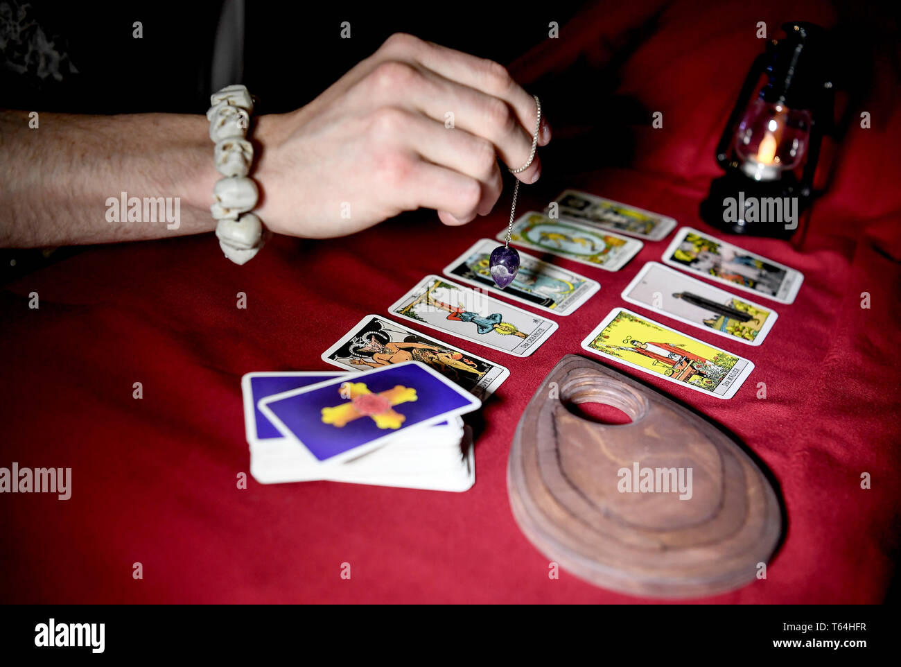 Berlino, Germania. 24 apr, 2019. L'attore Alex van Ric (come mezzo) con Ouija Brett, pendolo e carte dei tarocchi di Rider Waite Tarocchi impostato a Berlino, la prigione. La mostra "éance - Si sente anche lei?" è di circa un mezzo che tenta di evocare lo spirito di una donna durante la negromanzia. Credito: Britta Pedersen/dpa-Zentralbild/ZB/dpa/Alamy Live News Foto Stock