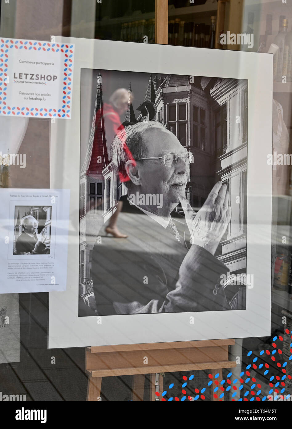 Luxemburg, Lussemburgo. 29 apr, 2019. Un ritratto incorniciato dell'ex Granduca Jean si blocca nella vetrina di un negozio vicino al palazzo del Lussemburgo. Il corpo del vecchio Granduca, morto la settimana scorsa è stato stabilito per cinque giorni nel Grand Ducal Palace nella capitale. Credito: Harald Tittel/dpa/Alamy Live News Foto Stock