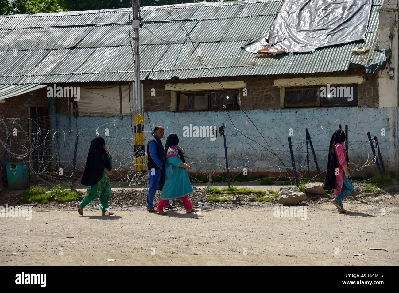 Kulgam, Jammu e Kashmir in India. 29 apr, 2019. Gli elettori del Kashmir sono visto entrare in una stazione di polling per il loro voto durante la quarta fase delle elezioni parlamentari in Kulgam, a sud di Srinagar.Nella quarta fase di India elezioni parlamentari indiani, andò a sondaggi per votare nel mezzo di arresto completo e gag di internet. Credito: Idrees Abbas SOPA/images/ZUMA filo/Alamy Live News Foto Stock