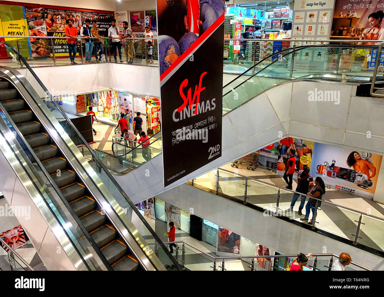 Kolkata, West Bengal, India. 28 apr, 2019. Gli amanti dello shopping sono visti al grande bazaar shopping mall in Kolkata. Credito: Avishek Das/SOPA Immagini/ZUMA filo/Alamy Live News Foto Stock