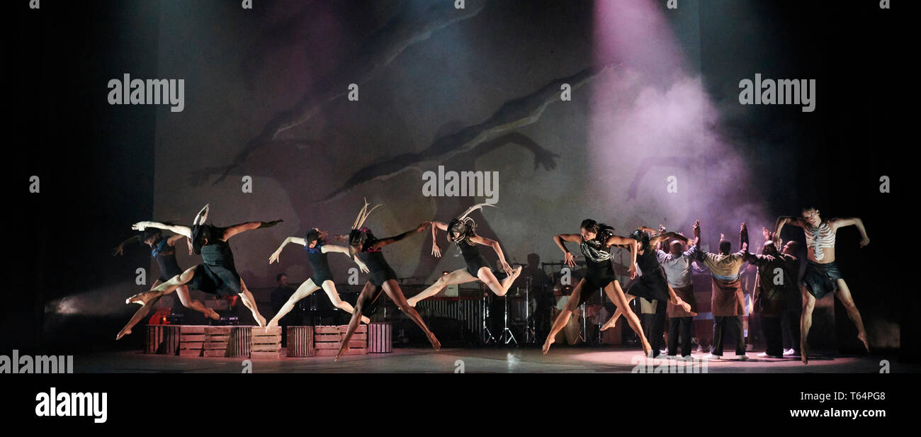 Londra, Regno Unito. 29 apr, 2019. Anteprima di INALA - un balletto Zulu. La mostra si apre al pubblico del Peacock Theatre sul 30 aprile e durerà fino al 18 maggio. Credito: Thomas Bowles/Alamy Live News Foto Stock