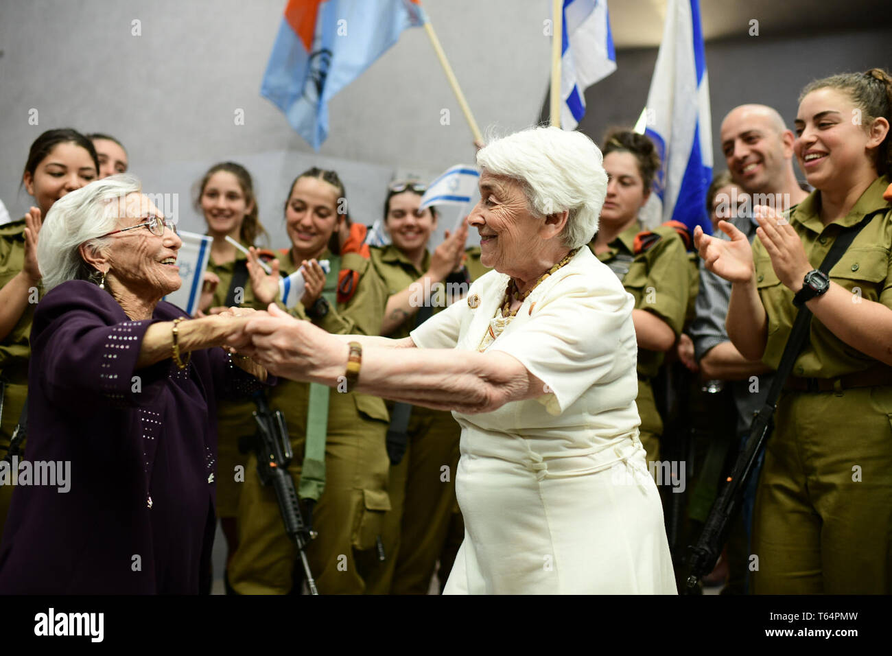 Tel Aviv, Israele. 29 apr, 2019. Sopravvissuti all olocausto ballare durante un evento commemorativo in anticipo dell'Olocausto annuale Giorno del Ricordo, a Tel Aviv, Israele, il 29 aprile 2019. Credito: JINI/Tomer Neuberg/Xinhua/Alamy Live News Foto Stock