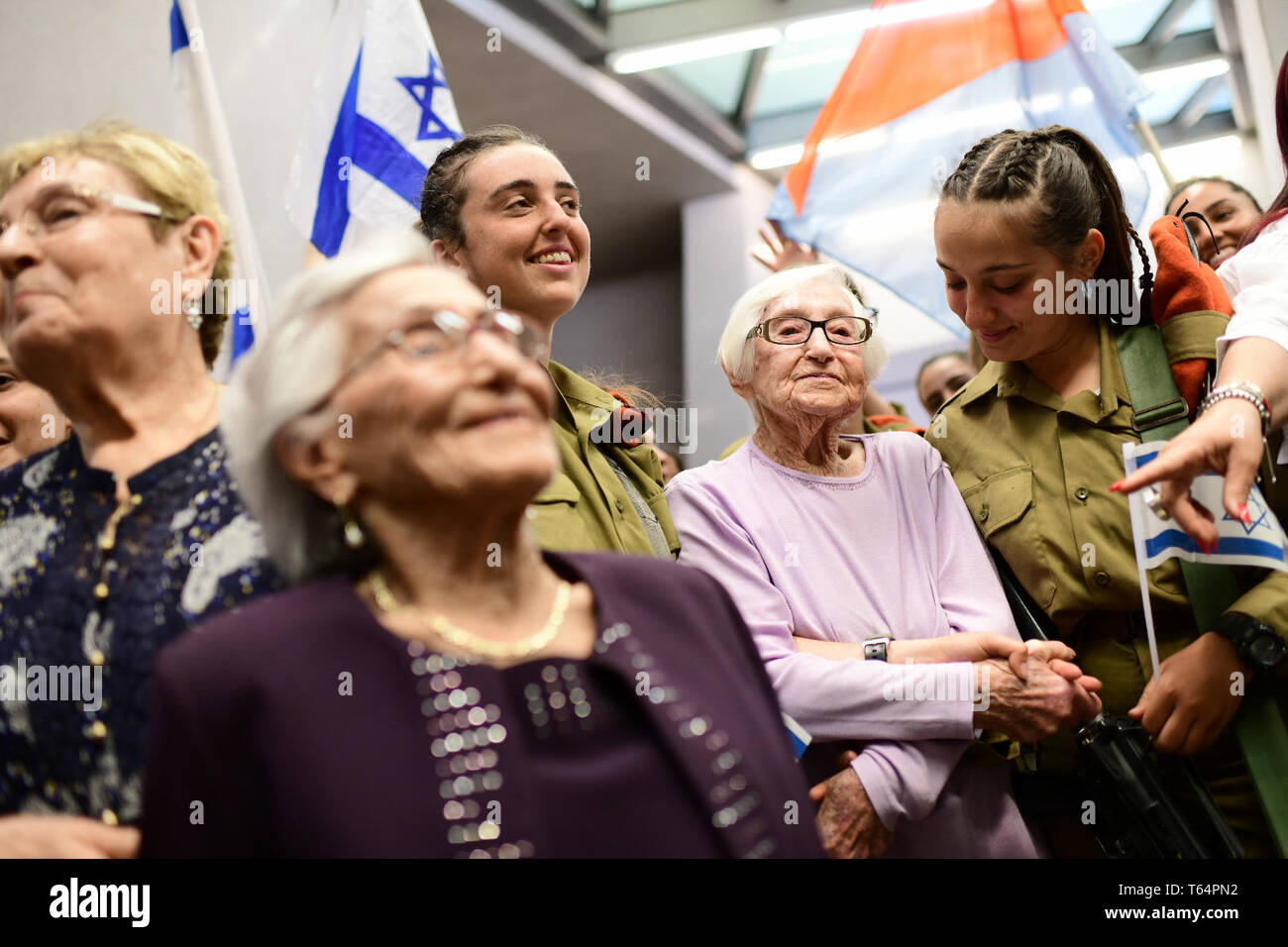 Tel Aviv, Israele. 29 apr, 2019. Sopravvissuti all olocausto di partecipare a un evento commemorativo in anticipo dell'Olocausto annuale Giorno del Ricordo, a Tel Aviv, Israele, il 29 aprile 2019. Credito: JINI/Tomer Neuberg/Xinhua/Alamy Live News Foto Stock