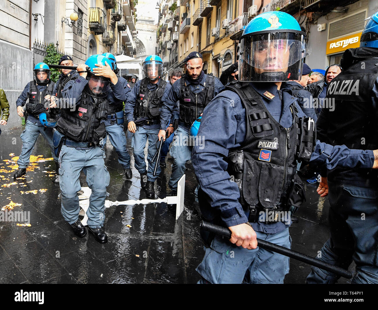 Napoli, Italia. 29 apr 2019. Un gruppo di disoccupati membri del novembre 7 elenco si scontrano con la polizia dove un PD Partito Democratico conferenza si terrà con l intervento del Presidente Nicola Zingaretti. 29/04/2019, Napoli, Italia Credit: Indipendente Photo Agency Srl/Alamy Live News Foto Stock