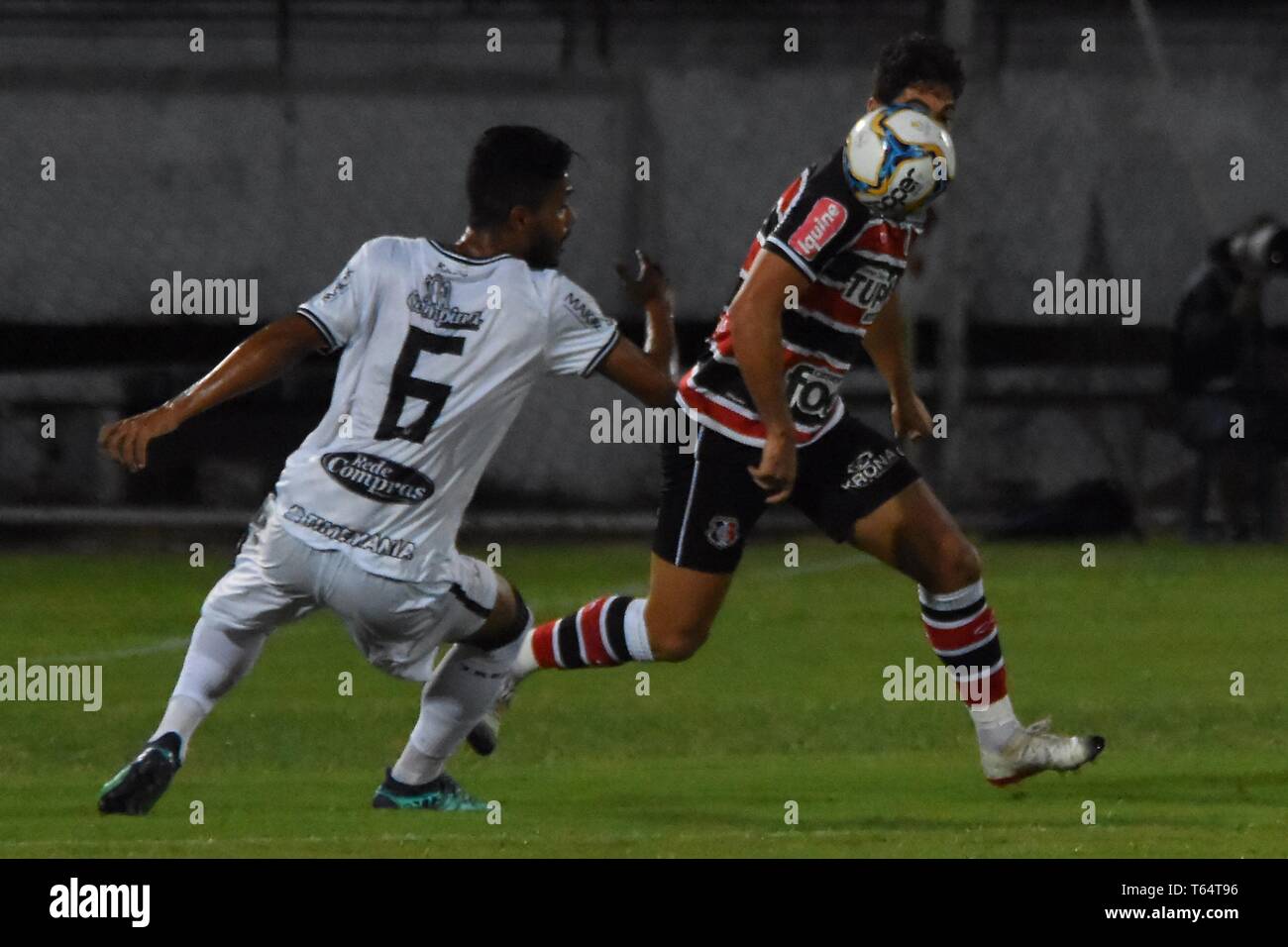 PE - Recife - 29/04/2019 - Brasiliano C 2019, Santa Cruz x Treze-PB - Santa Cruz player lite offerta con tredici lettore durante il match in Arruda stadium per il campionato brasiliano C 2019 Foto: Paulo Paiva / AGIF Foto Stock