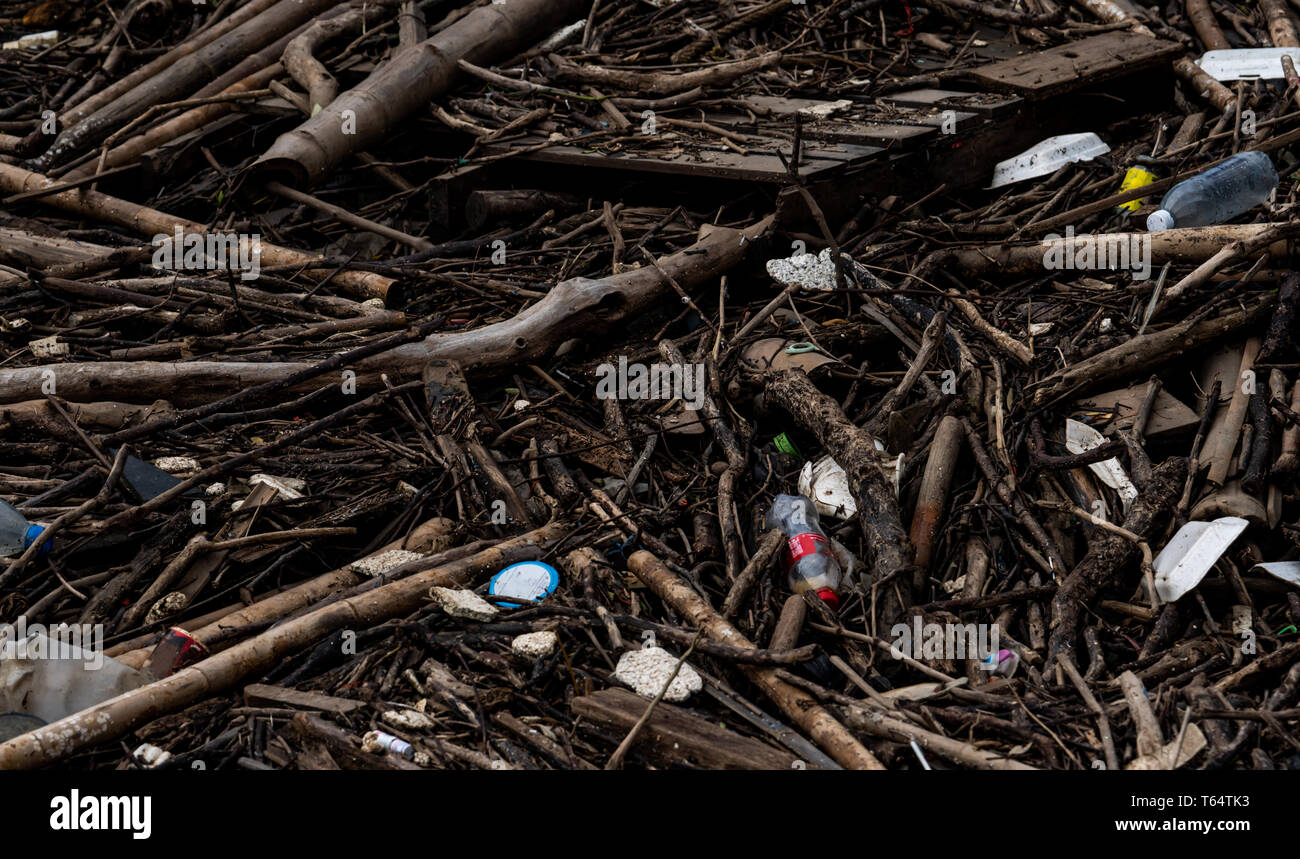 Pila di detriti e rifiuti dopo il diluvio. Il problema dei rifiuti nell'ambiente. Problema di plastica dalle famiglie. Gestione dei rifiuti il concetto di comportamento. Foto Stock