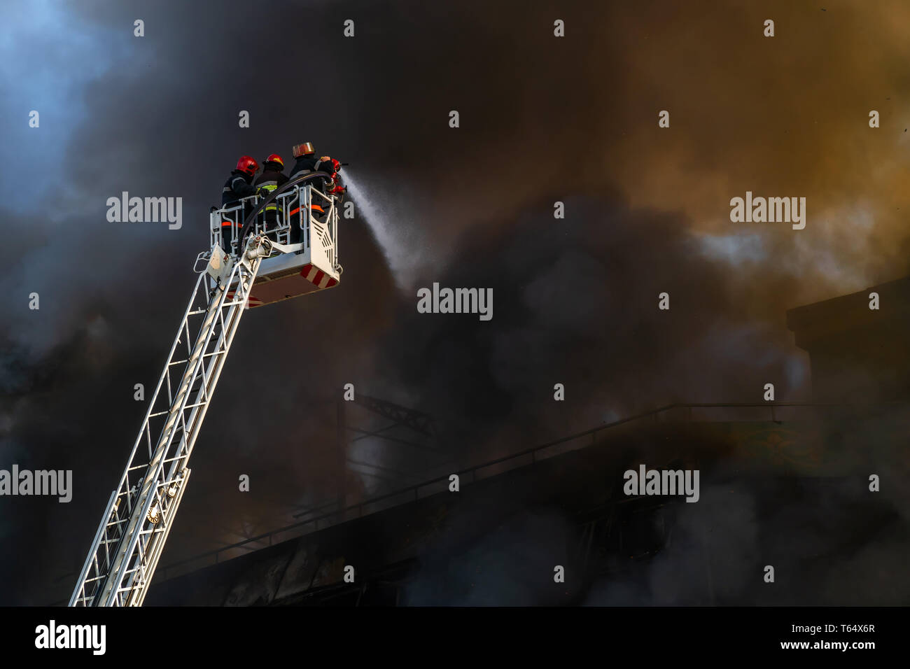 I pompieri spengono un grosso incendio Foto Stock